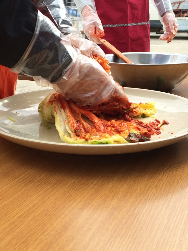 apply kimchi mix to lettuce