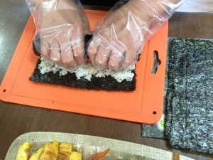 rolling kimbap